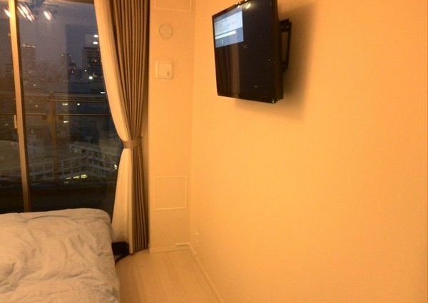 東京都港区32インチテレビ壁掛け工事　寝室にて設置のサムネイル