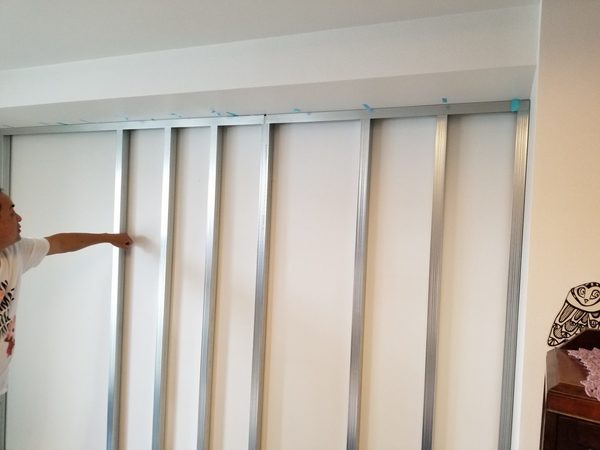 壁掛けの出来ない壁『強化石膏ボード』でも60型テレビ壁掛け工事可能。工事費用