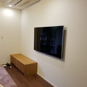 60型　壁掛けテレビの写真