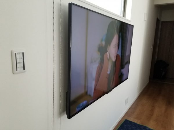 金具へテレビを取り付け