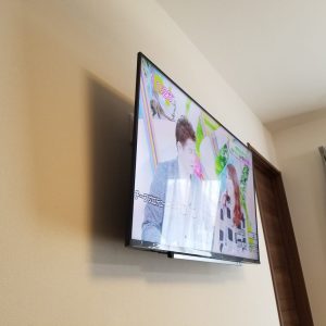 壁掛けテレビの設置完了写真