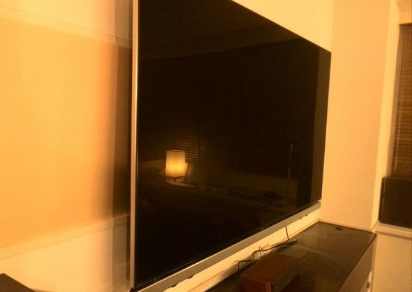 東京都目黒区にて　70インチテレビ壁掛け工事　コンクリート壁のサムネイル