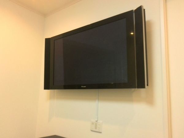 世田谷区　50インチプラズマテレビ壁掛け　テレビラックは撤去