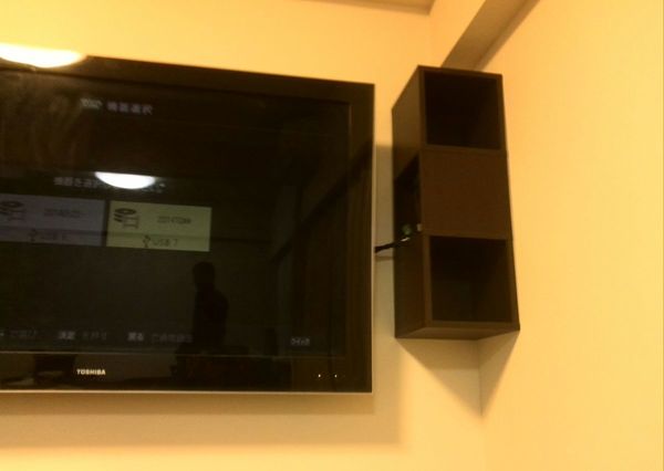 東京都荒川区 マンション50インチテレビ壁掛け工事 ラック取り付け 隠蔽配線 東京 神奈川のテレビ壁掛け工事 アンテナ工事 エアコン設置工事 ライフプラス