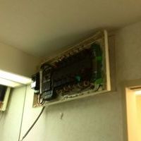 大田区にて　ガスコンロからＩＨクッキングヒーターへの交換設置　専用回路　天井裏配線のサムネイル