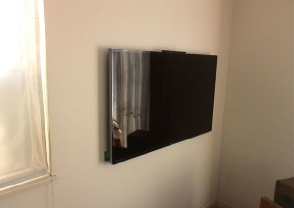 東京都三鷹市にて　５５インチテレビ壁掛け工事　　配線処理のサムネイル