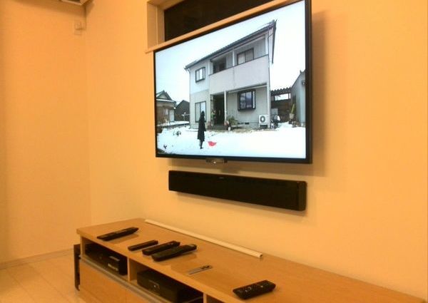 神奈川県海老名市にて　新築戸建て　テレビ壁掛け工事　サウンドバー壁掛け配線隠蔽のサムネイル