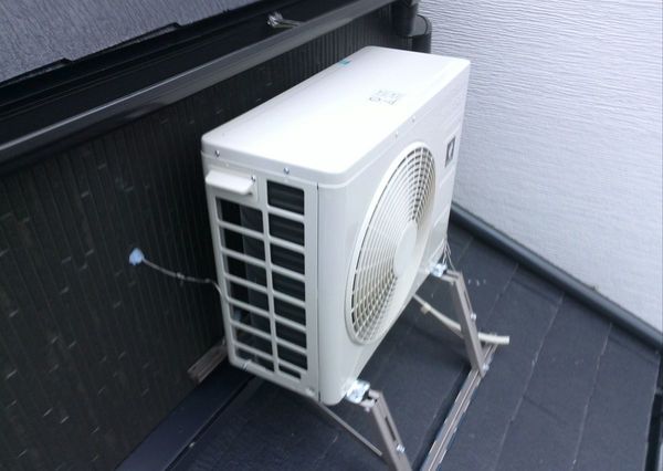 東京都大田区にて エアコン工事 室外機屋根置き 東京 神奈川のテレビ壁掛け工事 アンテナ工事 エアコン設置工事 ライフプラス