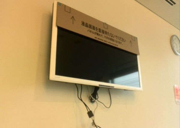 ４７インチテレビ壁掛け工事　東京都墨田区にて　隠蔽配線のサムネイル