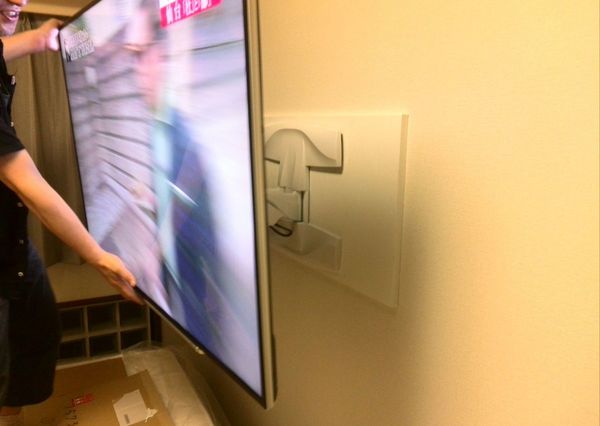 横浜市港北区マンションにて ６０インチテレビ壁掛工事 補強板設置 フルモーション金具 東京 神奈川のテレビ壁掛け工事 配線工事 アンテナ工事 ライフプラス