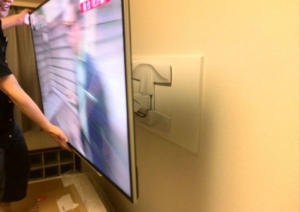 横浜市港北区マンションにて　６０インチテレビ壁掛工事　補強板設置　フルモーション金具のサムネイル