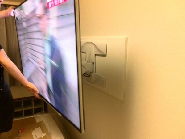 横浜市港北区マンションにて　６０インチテレビ壁掛工事　補強板設置　フルモーション金具