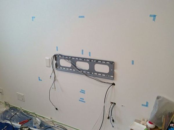 東京都墨田区一戸建てにて　５５インチシャープ液晶テレビ壁掛け工事　隠蔽配線
