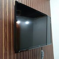 東京都新宿区にて　テレビ壁掛け工事　アームタイプの金具設置のサムネイル