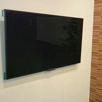 東京都千代田区にて　55インチテレビ壁掛け工事　ビルGL壁のサムネイル