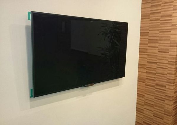 東京都千代田区にて　55インチテレビ壁掛け工事　ビルGL壁のサムネイル