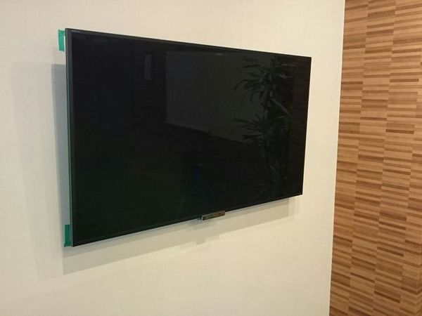 東京都千代田区にて　55インチテレビ壁掛け工事　ビルGL壁