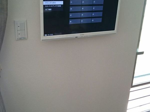 神奈川県横浜市にてテレビ壁掛け工事　戸建て３２インチ　配線隠蔽