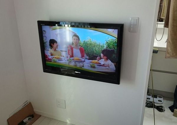 神奈川県大和市にて　43インチテレビ壁掛け　配線隠蔽工事のサムネイル