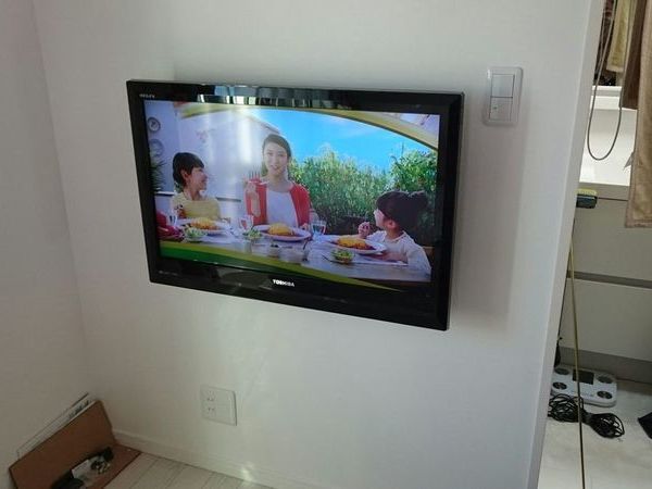 神奈川県大和市にて　43インチテレビ壁掛け　配線隠蔽工事