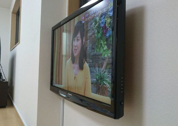 東京都杉並区にて　32インチテレビ壁掛け工事　のサムネイル