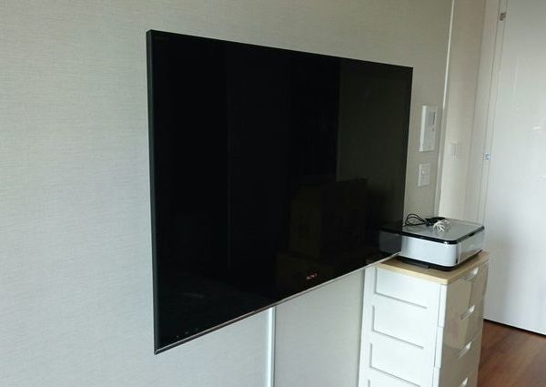 東京都港区にて　60インチ・42インチテレビ壁掛け工事　隠蔽配線　のサムネイル