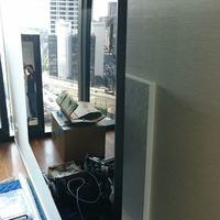 東京都港区にて　60インチ・42インチテレビ壁掛け工事　隠蔽配線　のサムネイル