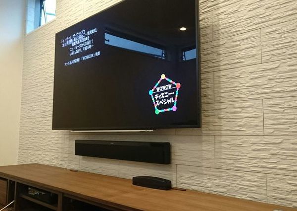 東京都板橋区にて　戸建て　エコカラット・補強壁　60インチテレビ壁掛け・サウンドバー設置工事　　配線処理のサムネイル