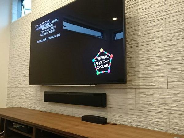 東京都板橋区にて　戸建て　エコカラット・補強壁　60インチテレビ壁掛け・サウンドバー設置工事　　配線処理