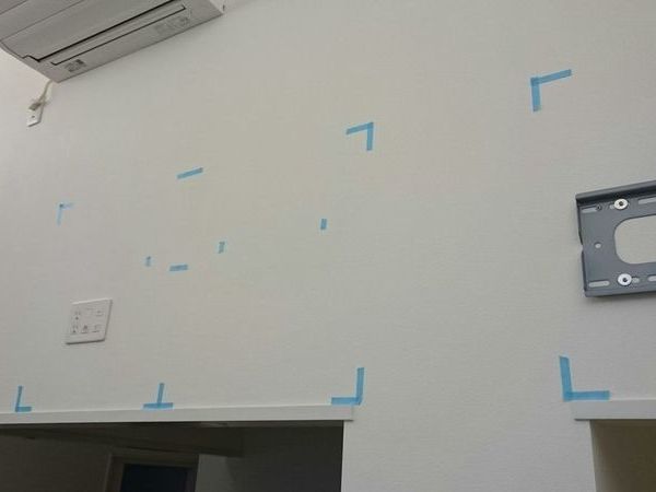 埼玉県さいたま市店舗にて　５０インチテレビ壁掛け工事　