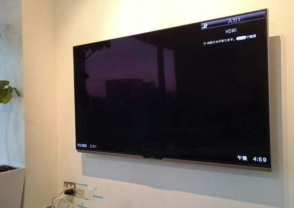 東京都港区にて　60インチ壁掛けテレビ　隠蔽配線　のサムネイル