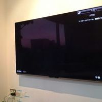東京都港区にて　60インチ壁掛けテレビ　隠蔽配線　のサムネイル