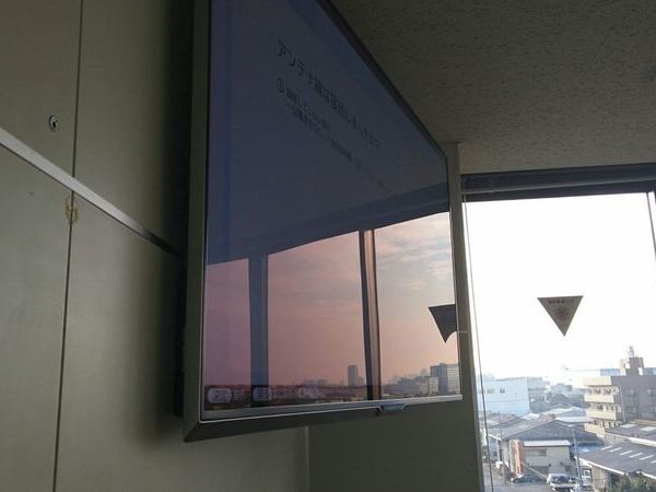 東京都江東区　会社会議室にて　65型壁掛けテレビ　天井裏配線