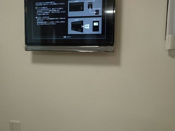 東京都にて　３２型壁掛けテレビ　隠蔽配線