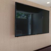 横浜市　リハビリ施設にて　壁掛けテレビ　３台取り付けのサムネイル