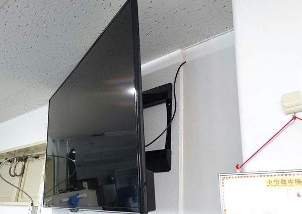 東京都江東区会社様会議室にて　壁面補強　55型テレビ壁掛け工事　左右上下角度可動アームタイプの金具　配線工事　のサムネイル