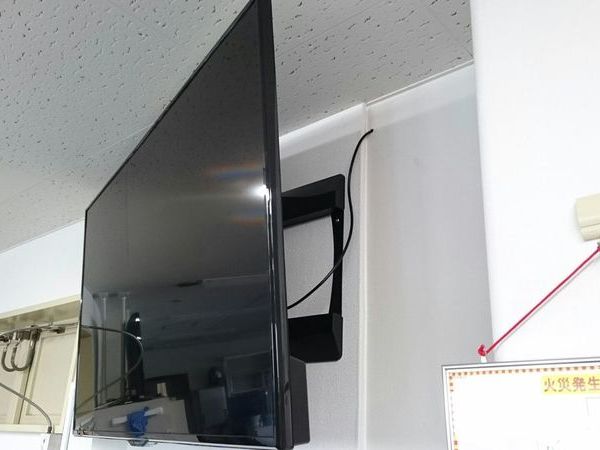 東京都江東区会社様会議室にて　壁面補強　55型テレビ壁掛け工事　左右上下角度可動アームタイプの金具　配線工事　