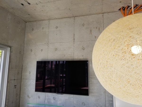 神奈川県逗子市にて　コンクリート壁　壁掛けテレビ