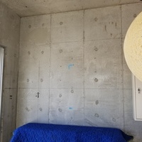 神奈川県逗子市にて　コンクリート壁　壁掛けテレビのサムネイル