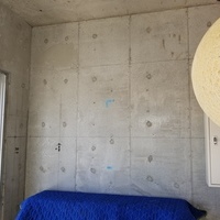 神奈川県逗子市にて　コンクリート壁　壁掛けテレビのサムネイル