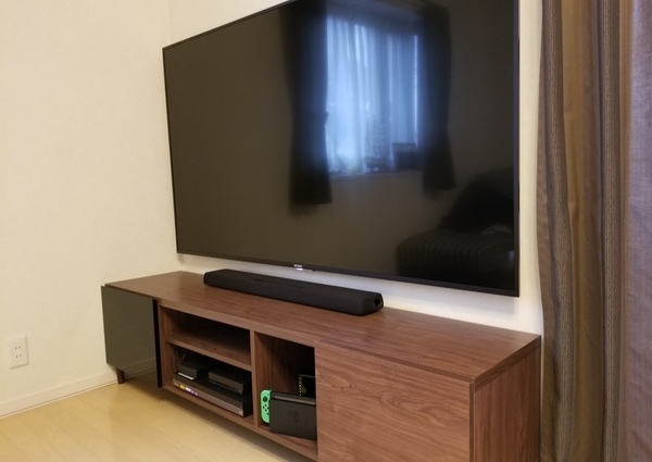 神奈川県　相模原市　戸建てにて　BRAVIA　70型　外壁側の壁　隠蔽配線　ローボードのサムネイル