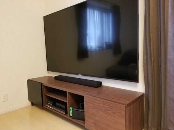 神奈川県　相模原市　戸建てにて　BRAVIA　70型　外壁側の壁　隠蔽配線　ローボード