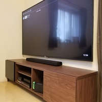 神奈川県　相模原市　戸建てにて　BRAVIA　70型　外壁側の壁　隠蔽配線　ローボードのサムネイル