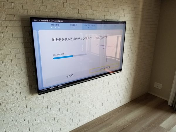 世田谷区にて　壁掛けテレビ　隠蔽配線工事です。