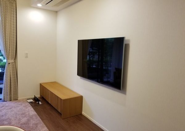 東京都世田谷区にて　60型　壁掛けテレビ　配線隠蔽のサムネイル