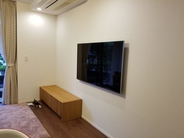東京都世田谷区にて　60型　壁掛けテレビ　配線隠蔽