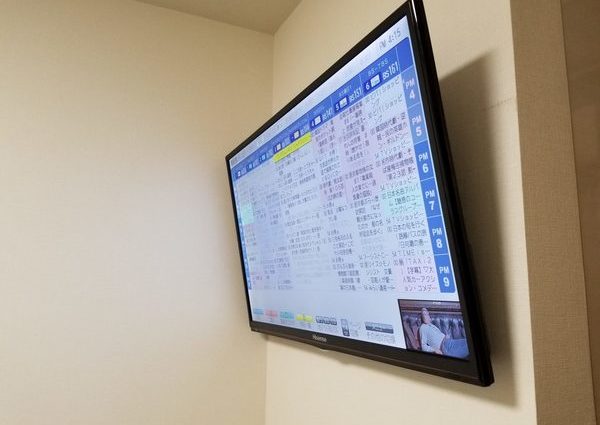 東京都世田谷区にて 壁掛けテレビ隠蔽配線作業壁掛け金具のサムネイル