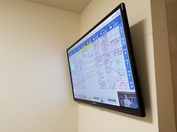 東京都世田谷区にて 壁掛けテレビ隠蔽配線作業壁掛け金具