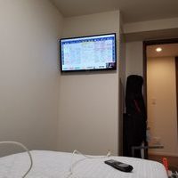 東京都世田谷区にて 壁掛けテレビ隠蔽配線作業壁掛け金具のサムネイル