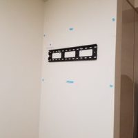 東京都世田谷区にて 壁掛けテレビ隠蔽配線作業壁掛け金具のサムネイル